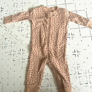Quincy Mae zips floral onesie. Size 0-3 M